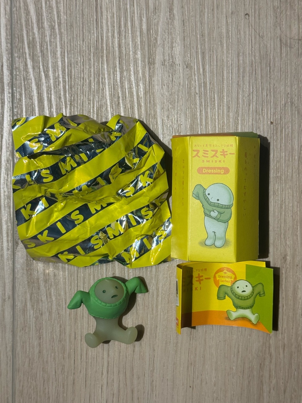 Smiski Dressing Series - Struggling Atamadenaiski - Glow In The Dark Figure